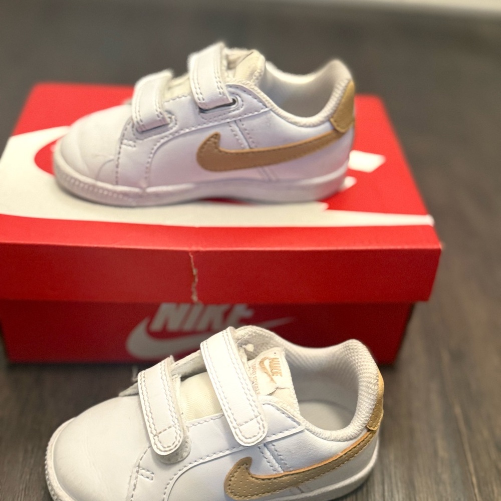 Nike Kids Sneakers in White and Gold